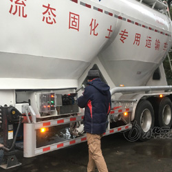 中集汽车生产的水泥浆输送处理车